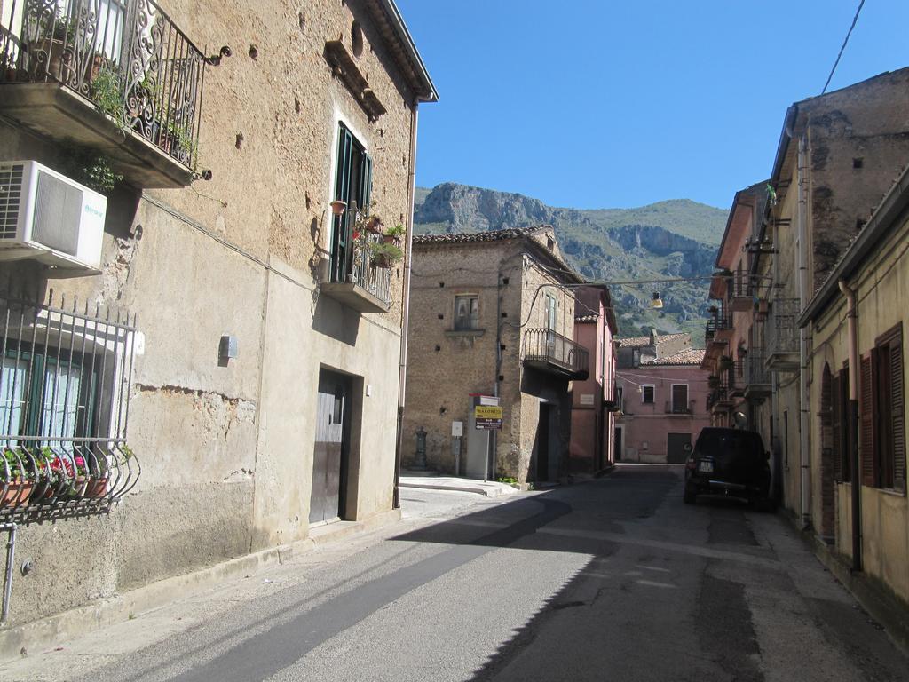 Montagne Rocciose Bed and Breakfast Frascineto Buitenkant foto