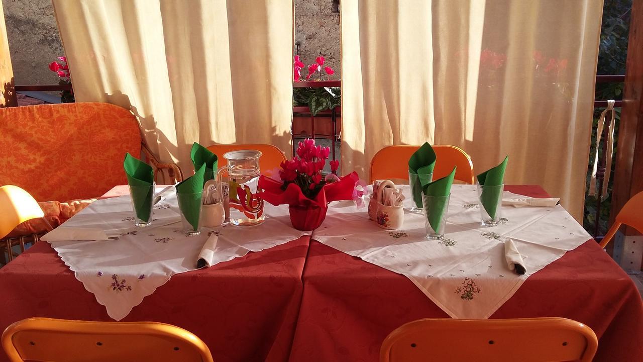 Montagne Rocciose Bed and Breakfast Frascineto Buitenkant foto
